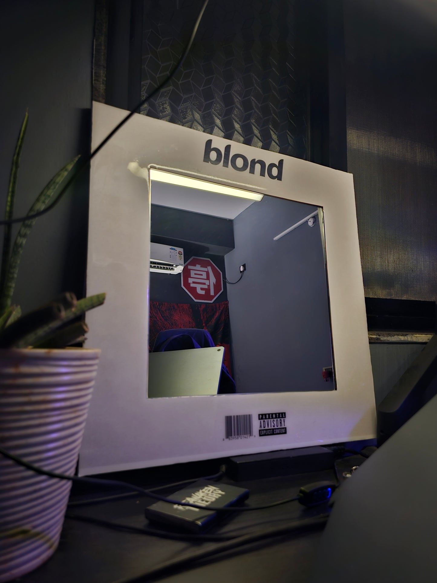 BLOND MIRROR
